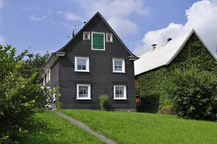 Landhof Wiebke: Haus mit Schieferfassade